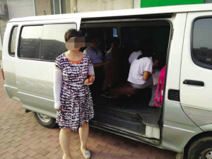 大連：嚴重超員“黑校車” 被抓時學生還在車里寫作業