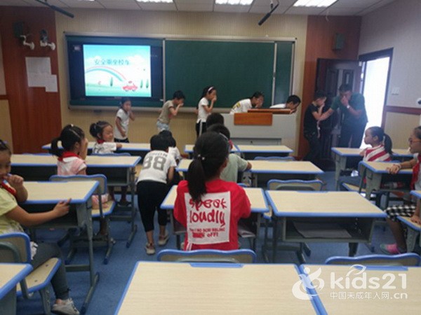浙江：湖州長(zhǎng)興鼎甲橋小學(xué)開(kāi)展校車(chē)安全培訓(xùn)實(shí)操演練活動(dòng)