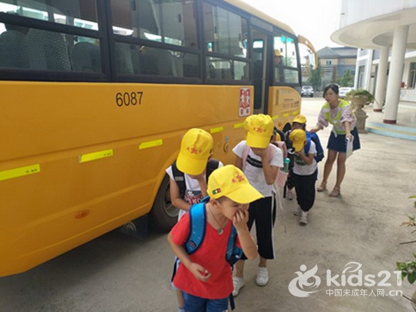 浙江：湖州長(zhǎng)興鼎甲橋小學(xué)開(kāi)展校車(chē)安全培訓(xùn)實(shí)操演練活動(dòng)