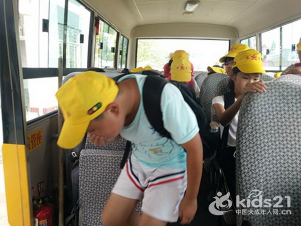 浙江：湖州長(zhǎng)興鼎甲橋小學(xué)開(kāi)展校車(chē)安全培訓(xùn)實(shí)操演練活動(dòng)