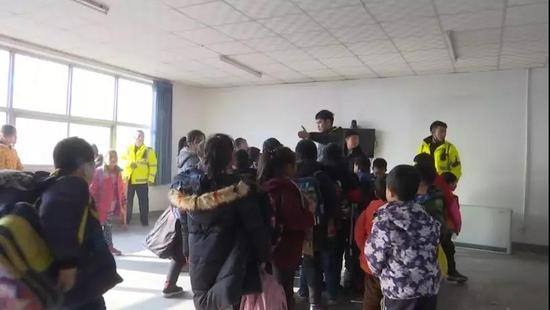 既超員又注銷 涿州這個校車可真“黑