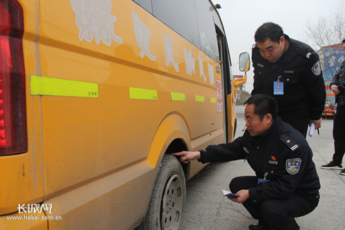 邢臺(tái)：沙河市交警大隊(duì)開展校車安全大檢查行動(dòng)