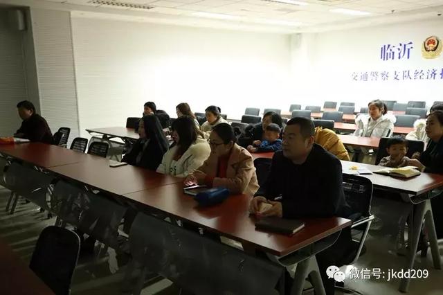 經開區(qū)交警寒假期間開展校車安全檢查與宣傳教育活動