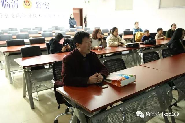經開區(qū)交警寒假期間開展校車安全檢查與宣傳教育活動