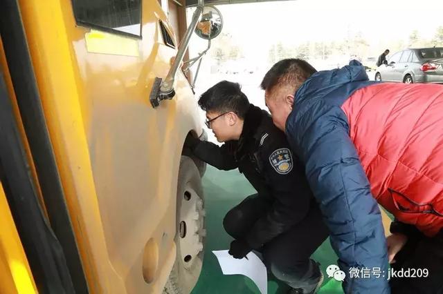 經開區(qū)交警寒假期間開展校車安全檢查與宣傳教育活動