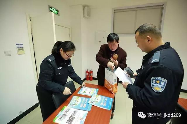 經開區(qū)交警寒假期間開展校車安全檢查與宣傳教育活動