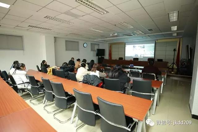 經開區(qū)交警寒假期間開展校車安全檢查與宣傳教育活動