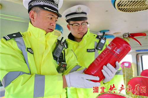 河北秦皇島：校車“體檢”迎開學