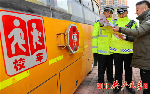 河北秦皇島：校車“體檢”迎開學