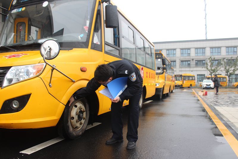常德柳葉湖交警：開學前校車安全檢查 保障學生平安出行