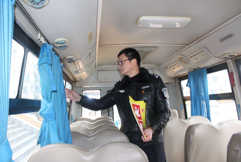常德柳葉湖交警：開學前校車安全檢查 保障學生平安出行
