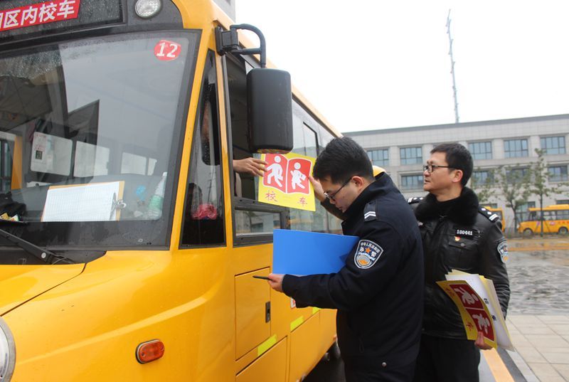 常德柳葉湖交警：開學前校車安全檢查 保障學生平安出行