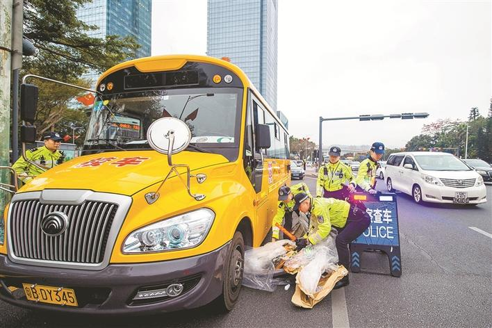 開(kāi)學(xué)首日早高峰查處校車(chē)交通違法17宗