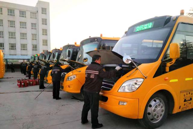 188部校車整裝待發(fā)，迎接新學期