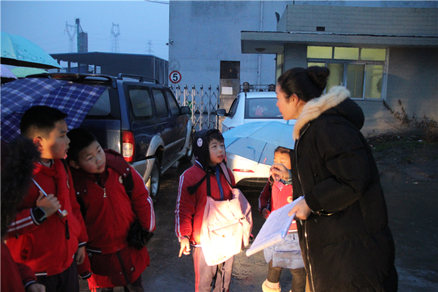 春季開學(xué)季 公交校車安全員跟車檢查忙