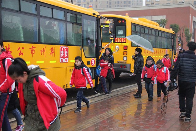 春季開學(xué)季 公交校車安全員跟車檢查忙