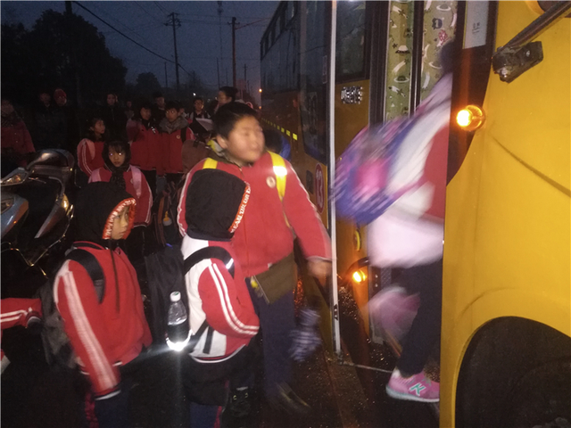 春季開學(xué)季 公交校車安全員跟車檢查忙