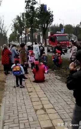 湖南常德一幼兒園校車側翻 1名學生受輕傷