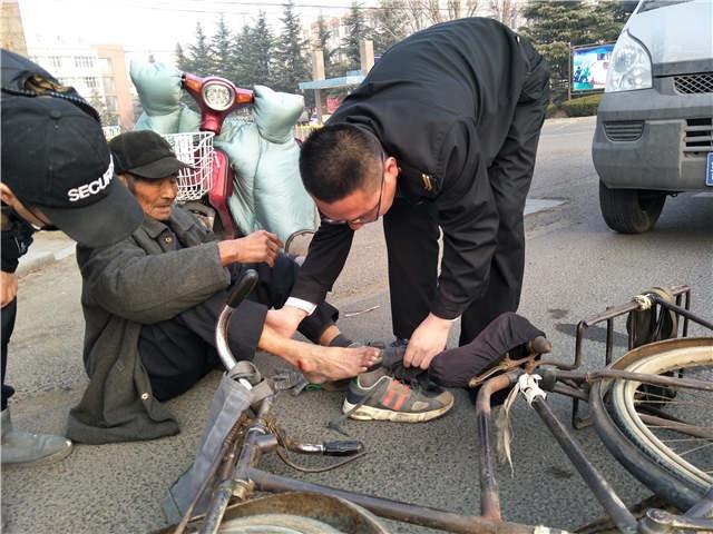 八旬老人被車撞，青島校車司機(jī)伸援手