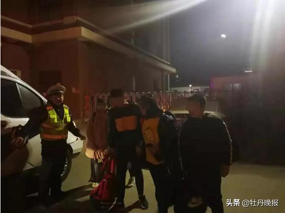 “校車”涉嫌違規被查 學生卻稱被交警“暖到了”