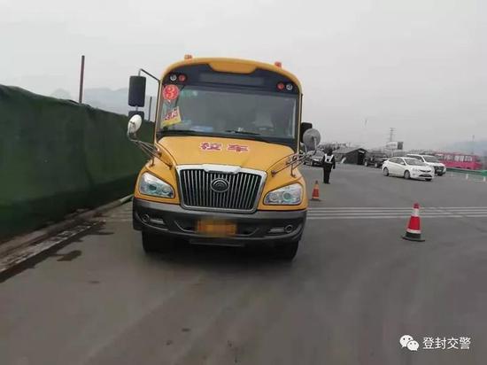登封一校車司機找替駕 違法上路被處罰