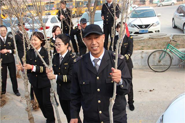 “大鼻子”校車志愿者多處植樹增綠 還在車內(nèi)開講環(huán)保課