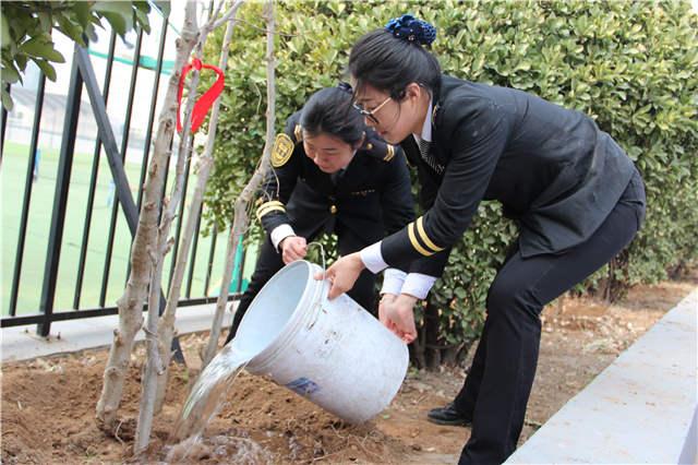 “大鼻子”校車志愿者多處植樹增綠 還在車內(nèi)開講環(huán)保課