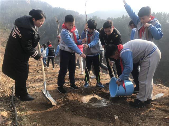 “大鼻子”校車志愿者多處植樹增綠 還在車內(nèi)開講環(huán)保課