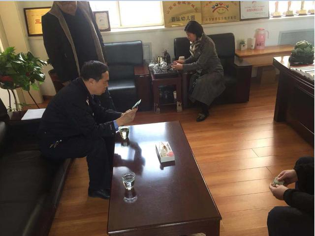 晉城交警四大隊民警走進轄區幼兒園檢查校車安全
