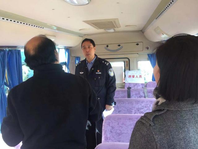 晉城交警四大隊民警走進轄區幼兒園檢查校車安全
