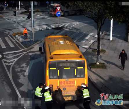 德興校車故障堵住路口 警民聯手推車保暢通