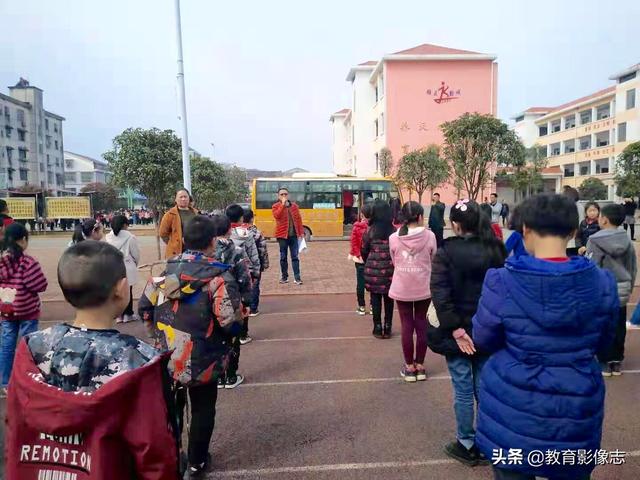 資陽五福路小學：開展校車消防逃生演練活動