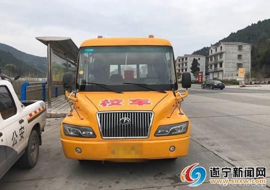 逾期未檢上路行駛 射洪縣一校車被交警查處