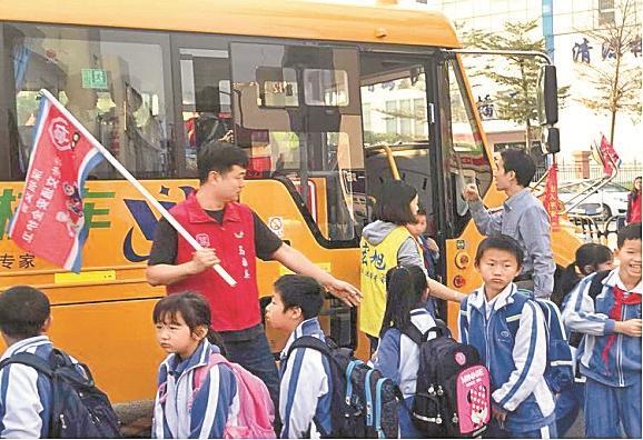 深圳龍華公辦學(xué)校學(xué)生有校車坐了