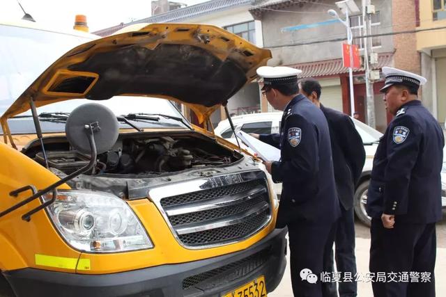 臨夏縣交警強(qiáng)化校車安全管理 筑牢安全防線