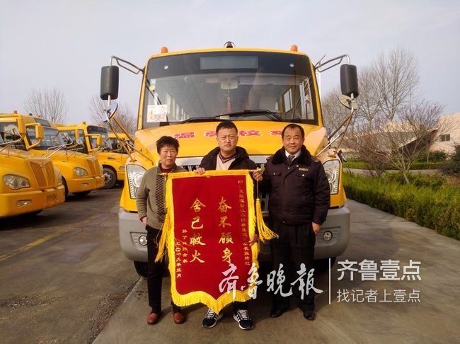 即墨：校門口超市突發火災，校車司機奮力撲救
