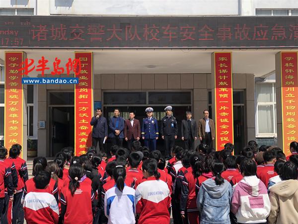 乘坐校車(chē)突發(fā)火災(zāi)，諸城這些學(xué)生這樣做！