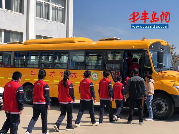 乘坐校車(chē)突發(fā)火災(zāi)，諸城這些學(xué)生這樣做！