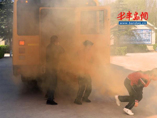 乘坐校車(chē)突發(fā)火災(zāi)，諸城這些學(xué)生這樣做！