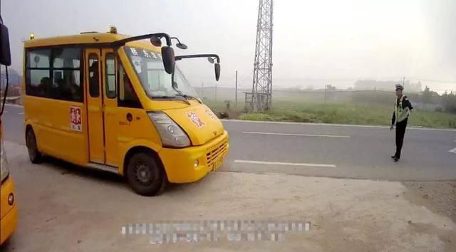 明明是幼兒園校車，怎么車里還有蹭車的老鄉？