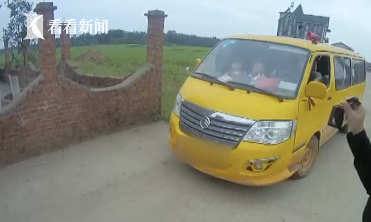 黑校車(chē)刷黃漆差點(diǎn)騙過(guò)民警 14人座竟擠了27人