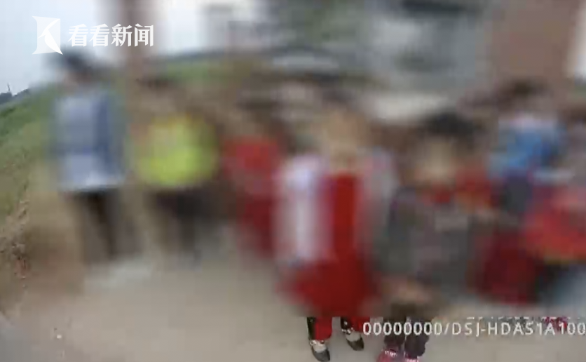 黑校車(chē)刷黃漆差點(diǎn)騙過(guò)民警 14人座竟擠了27人