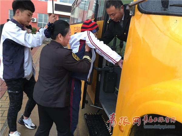 青島這輛校車上多了臺輪椅，背后竟藏著一個溫情故事……