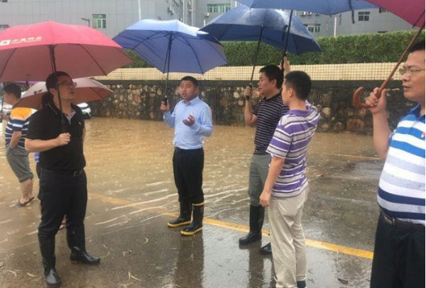暴雨致校車被困涵洞！ 龍城街道主要領導一線指揮緊急救援