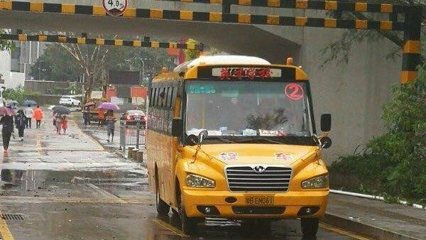 暴雨致校車被困涵洞！ 龍城街道主要領導一線指揮緊急救援