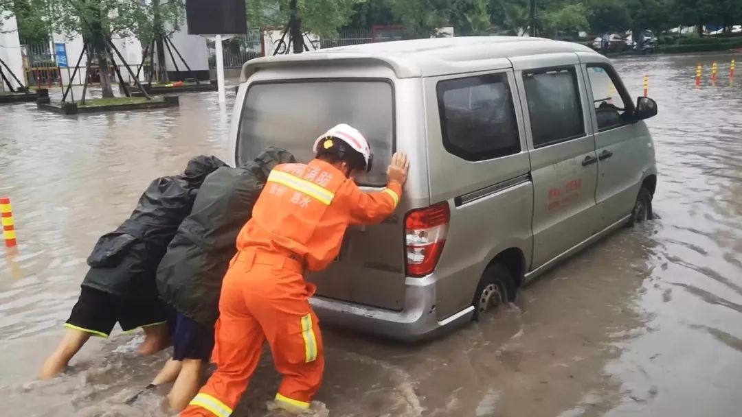 【暴雨致黔南這個幼兒園校車被困】消防緊急轉移被困師生