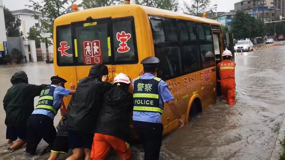 【暴雨致黔南這個幼兒園校車被困】消防緊急轉移被困師生