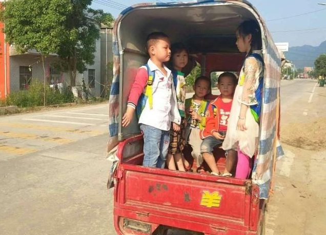 奇葩：湖北陽新合法校車無法上路，孩子出行咋辦？