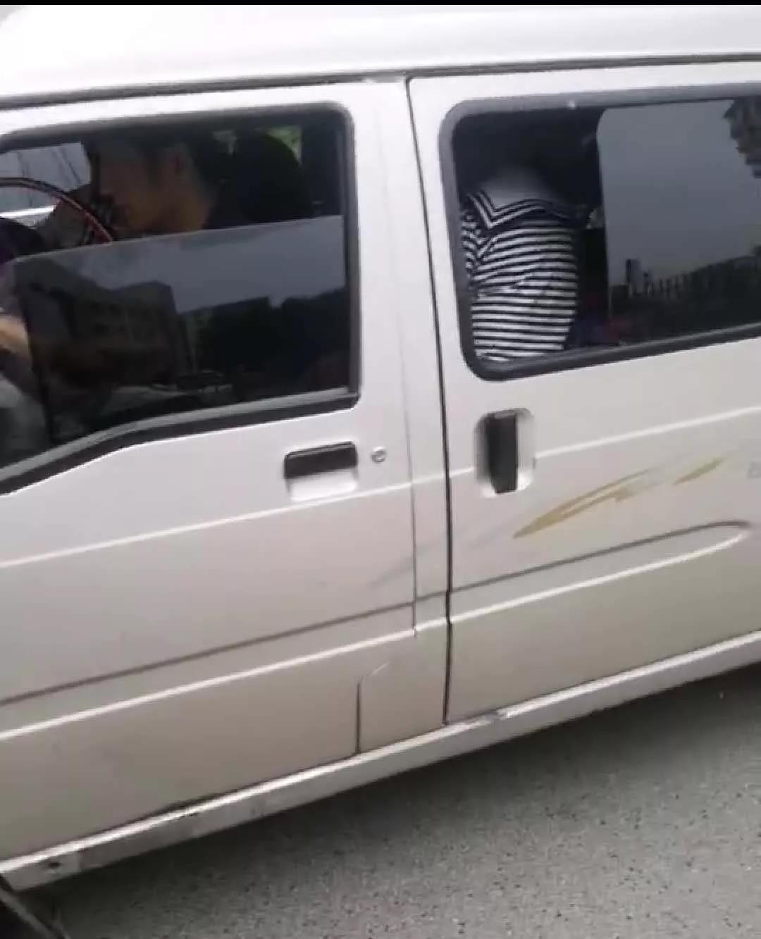 黑送子車校門口橫行，7臺正規(guī)校車卻辦不下來證！教育局：公交滿足需求，不予批準(zhǔn)
