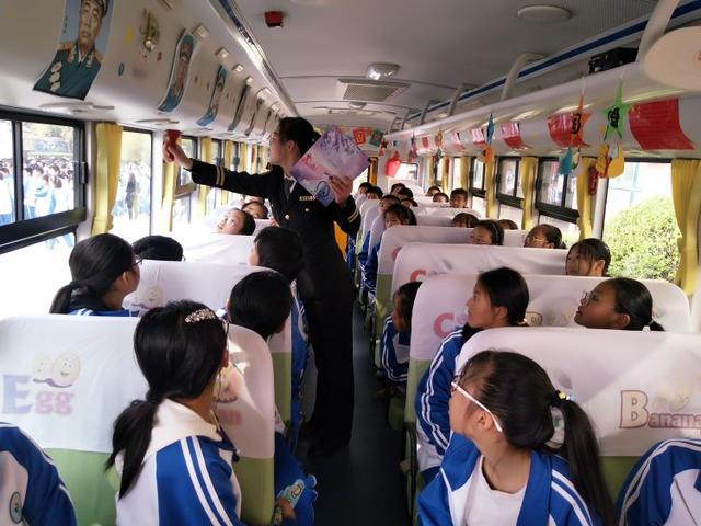 西海岸新區一校車“起火”，全車學生40秒內安全撤出